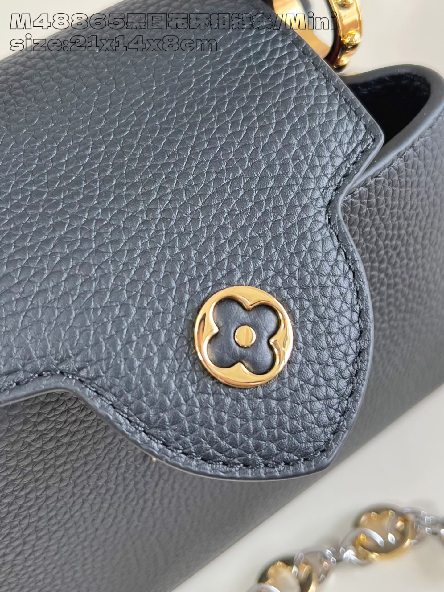 6 The Capucines Mini handbag, part of the Capucines Chain On You collection, is crafted from soft Taurillon calf leather to offer ample space.