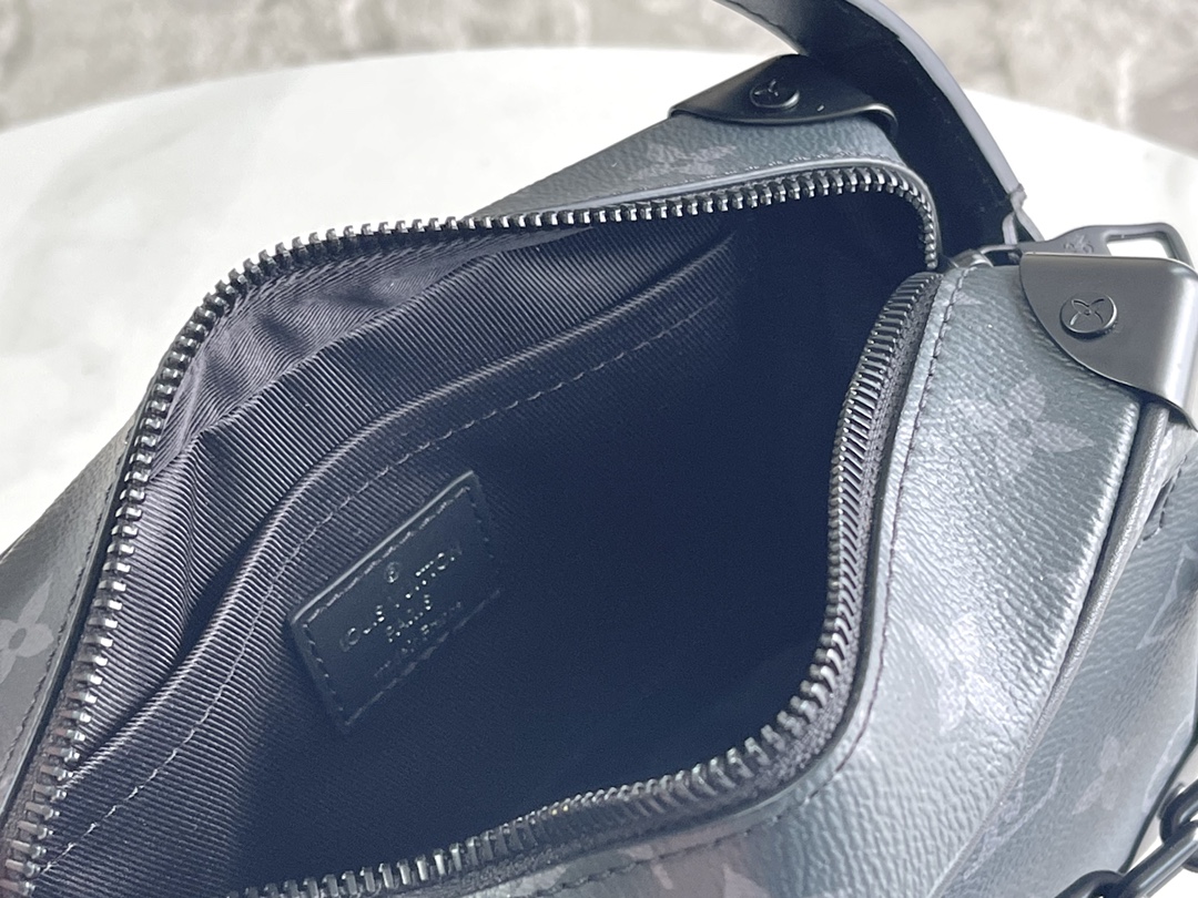 6 Louis Vuitton M44735 Premium Enhanced Edition: The leather used is Grade A Italian leather sourced from the original manufacturing factory—hence the designation "Premium."