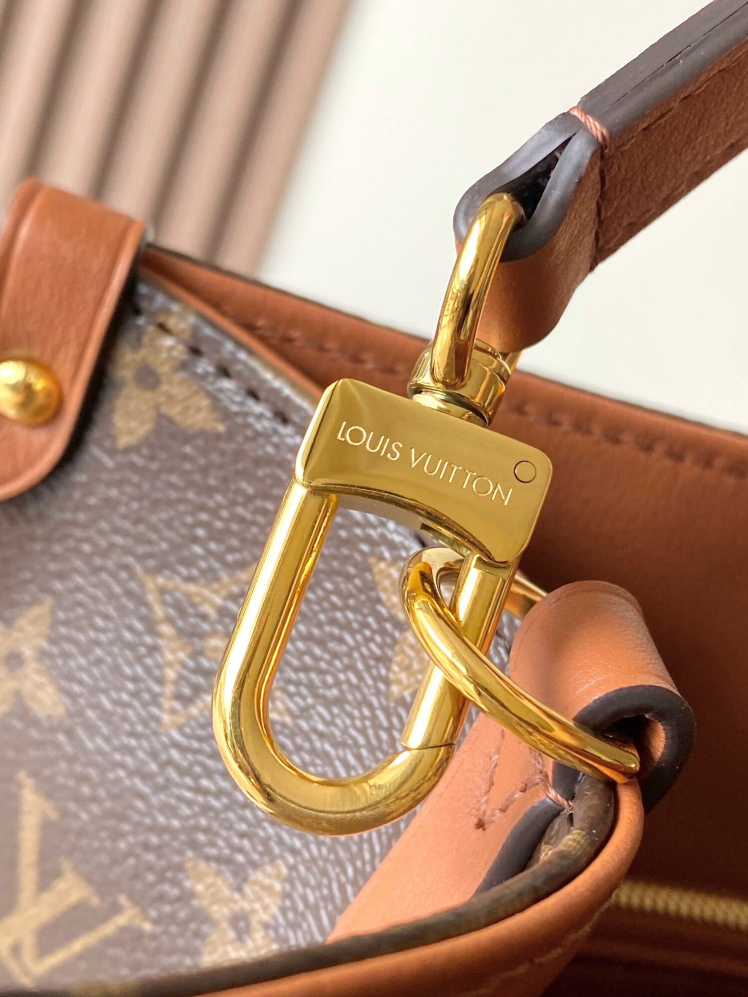 6 Louis Vuitton This ONTHEGO ORGANIZER handbag