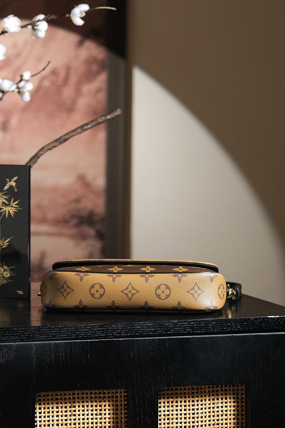 6 Louis Vuitton Looking back, here once again is a massive hit from the "Treasured Series"—featuring a stunning colorway perfectly suited for warm skin tones. 𝐋𝐯𝐲 𝐰𝐨𝐜: An exquisite, chic, and stylish piece.