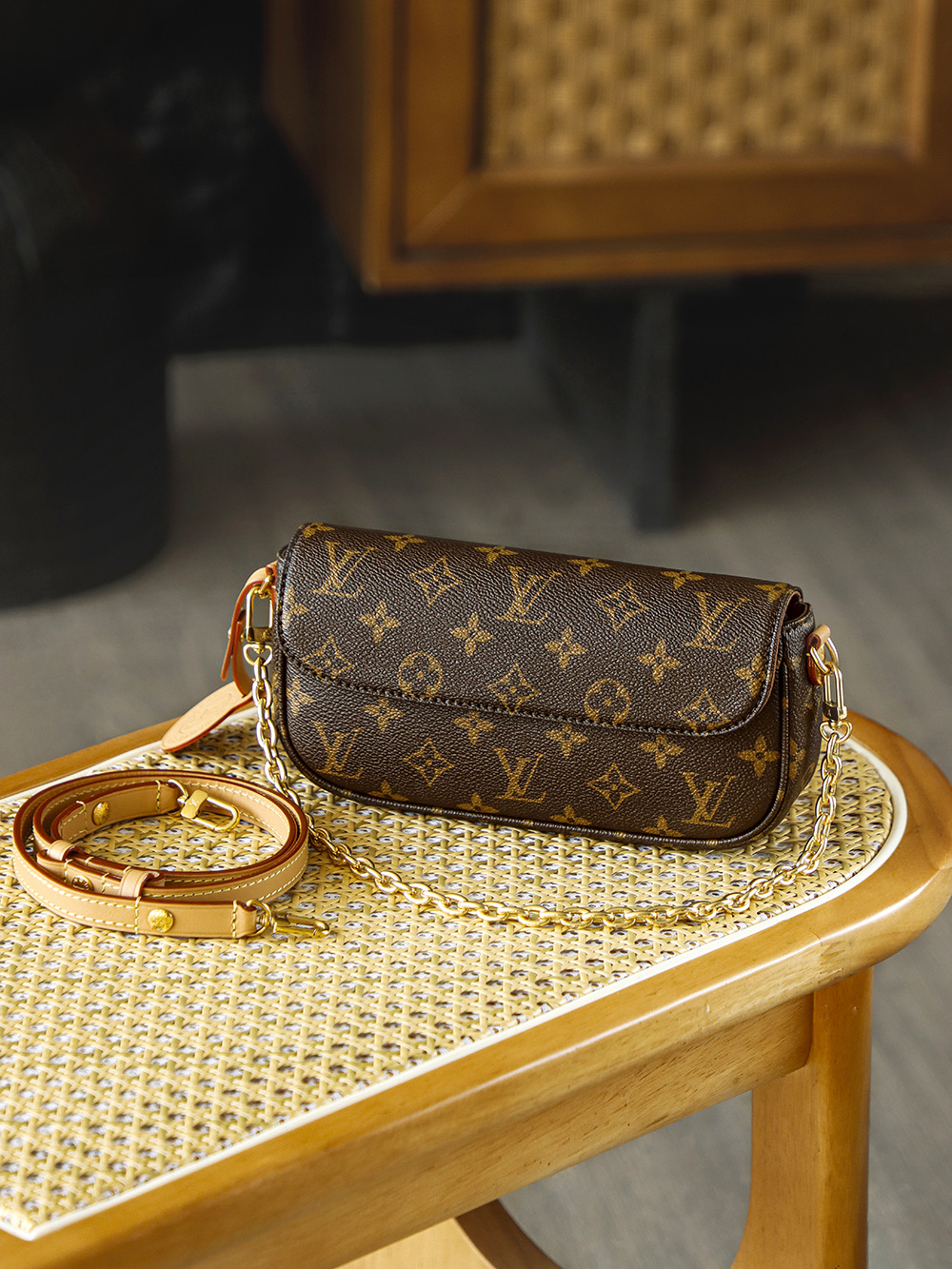 6 Louis Vuitton In recent years, the Y2K retro trend has continued to gain momentum; Ivy was born at the intersection of this retro resurgence and modern practicality.