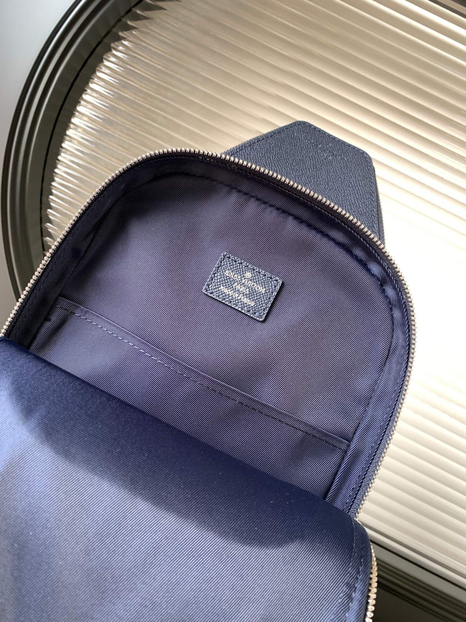 7 Louis Vuitton M30971 Midnight Blue This Avenue shoulder bag is made of Taïga cowhide leather.
