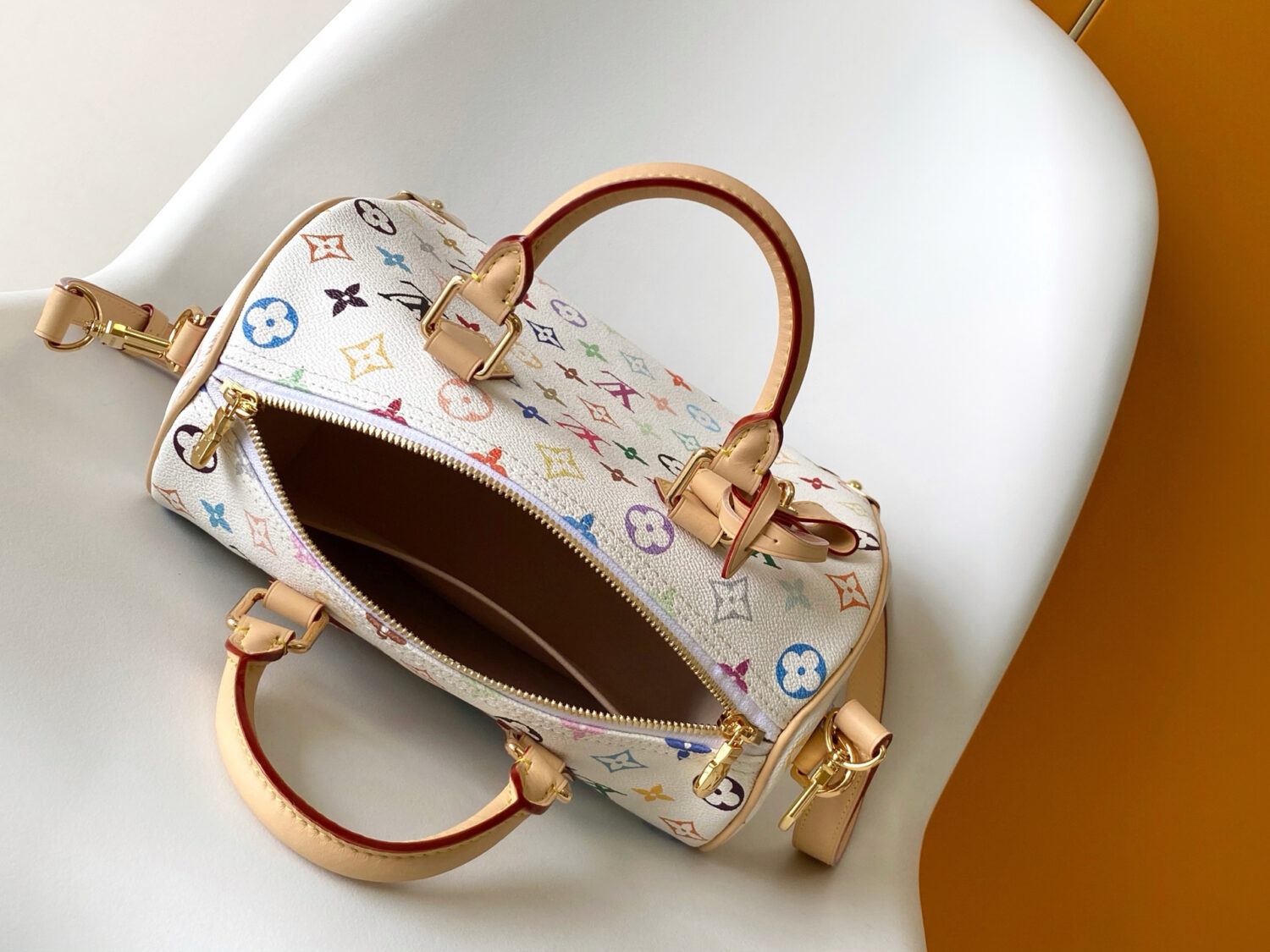 7 Louis Vuitton The M13085 Speedy Bandoulière 25 handbag features the classic Monogram pattern.