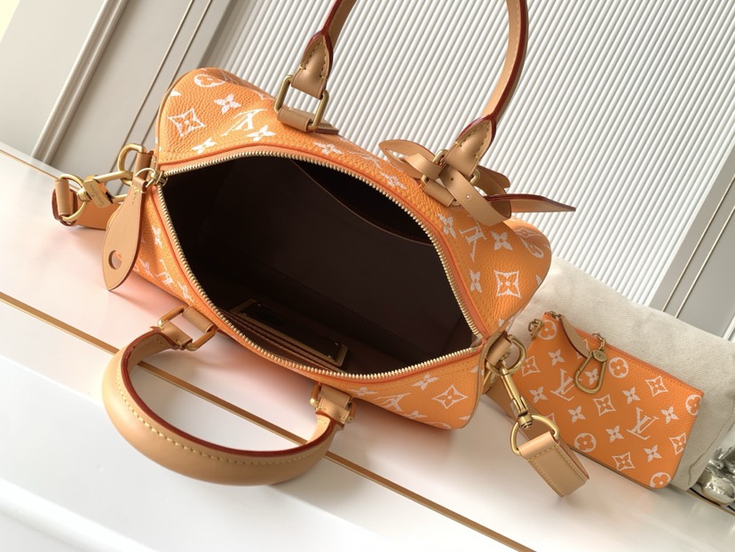7 Louis Vuitton M14064 Orange: This Sedy Bandoulière 30 handbag features a design rendered upon a surface of refined cowhide leather.