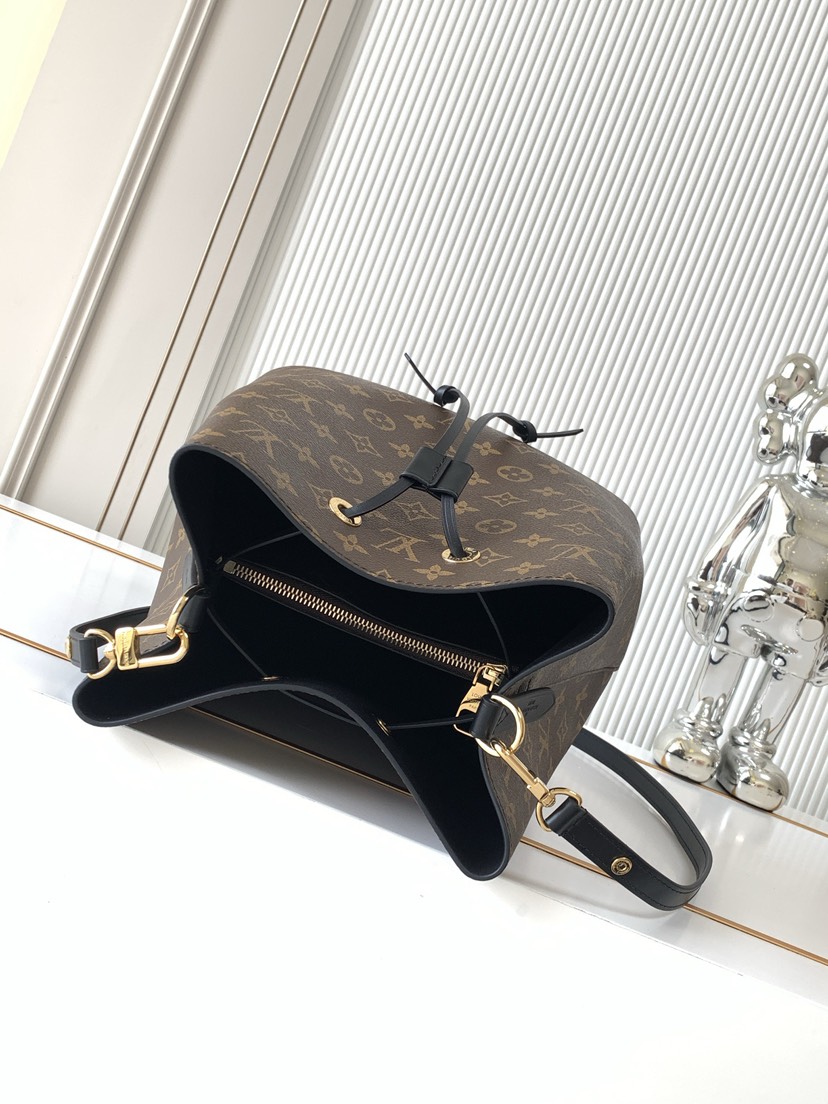 Louis Vuitton This NéoNoé bucket bag draws inspiration from Gaston-Louis Vuitton in 1932.