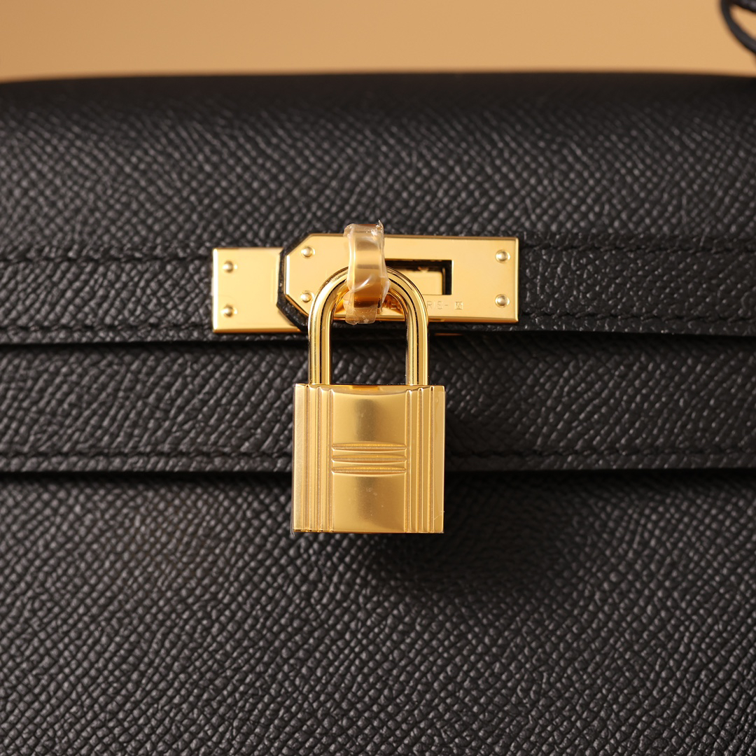 7 Hermes Kelly bag, black, 25cm, with gold hardware.