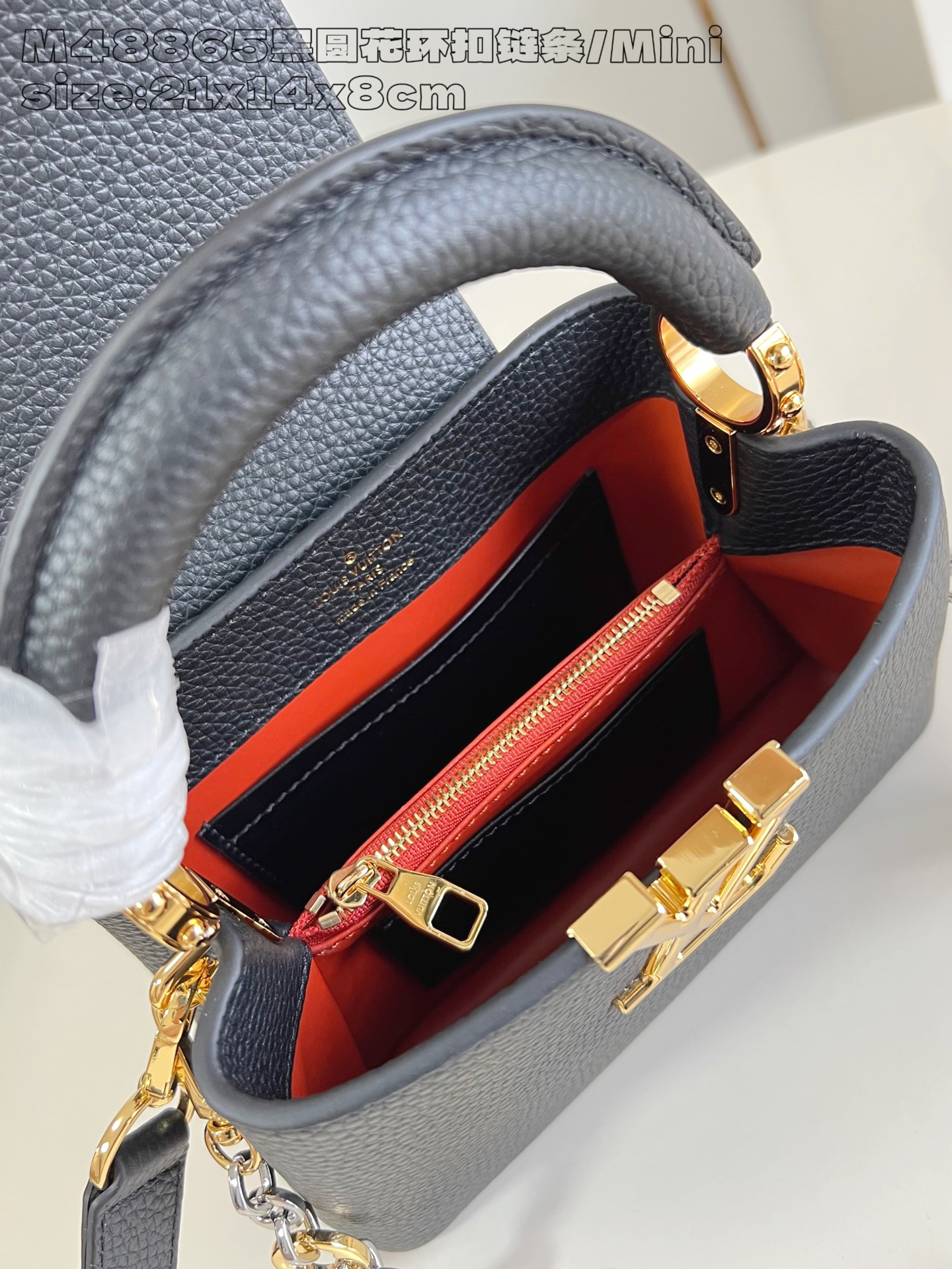 7 The Capucines Mini handbag, part of the Capucines Chain On You collection, is crafted from soft Taurillon calf leather to offer ample space.