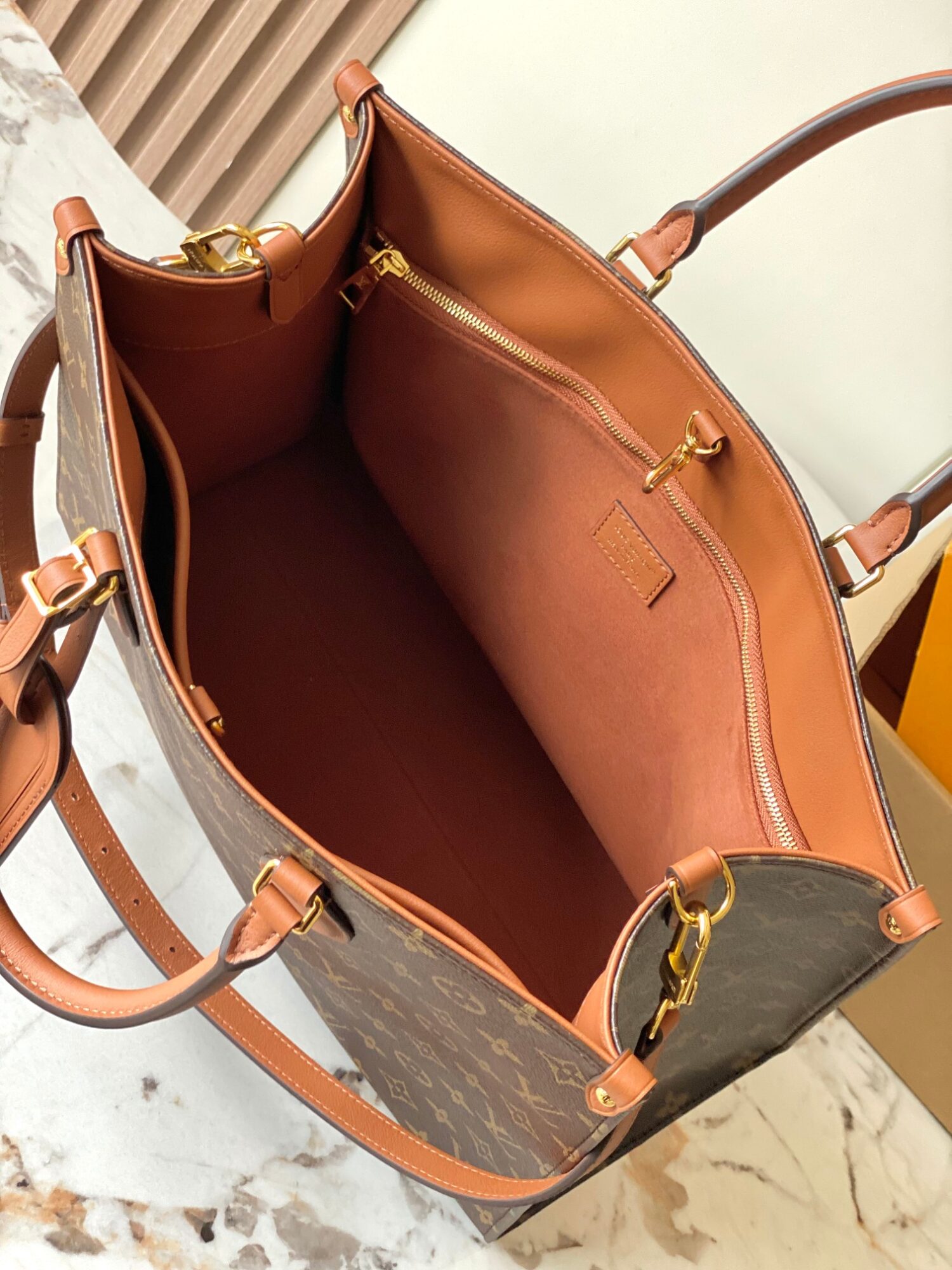 7 Louis Vuitton This ONTHEGO ORGANIZER handbag