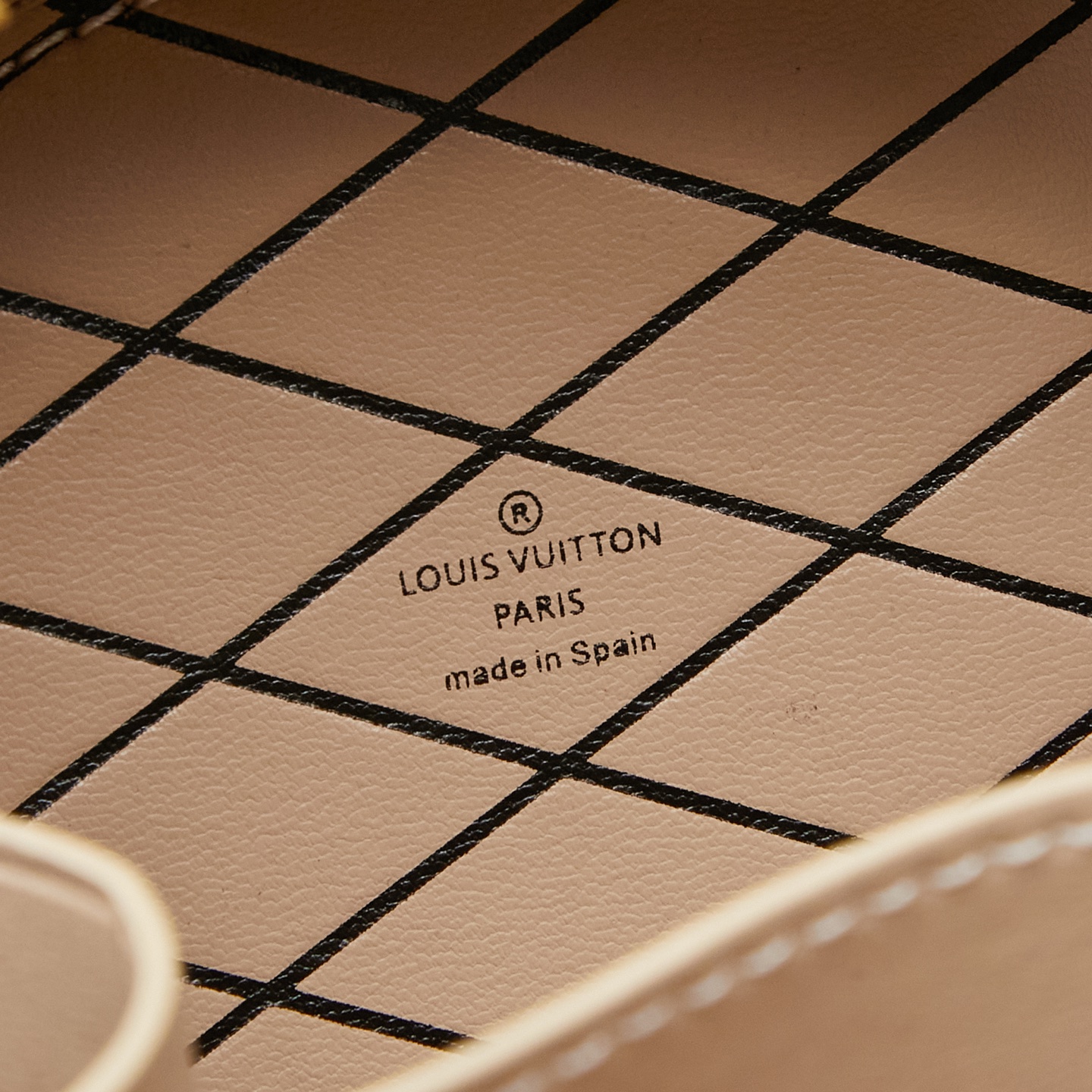 7 Louis Vuitton Exclusive Real Shots: M44699 (Classic Monogram) & M68276 (Yellow Monogram). The Mini Boîte Chapeau handbag features a classic silhouette crafted from Monogram canvas.