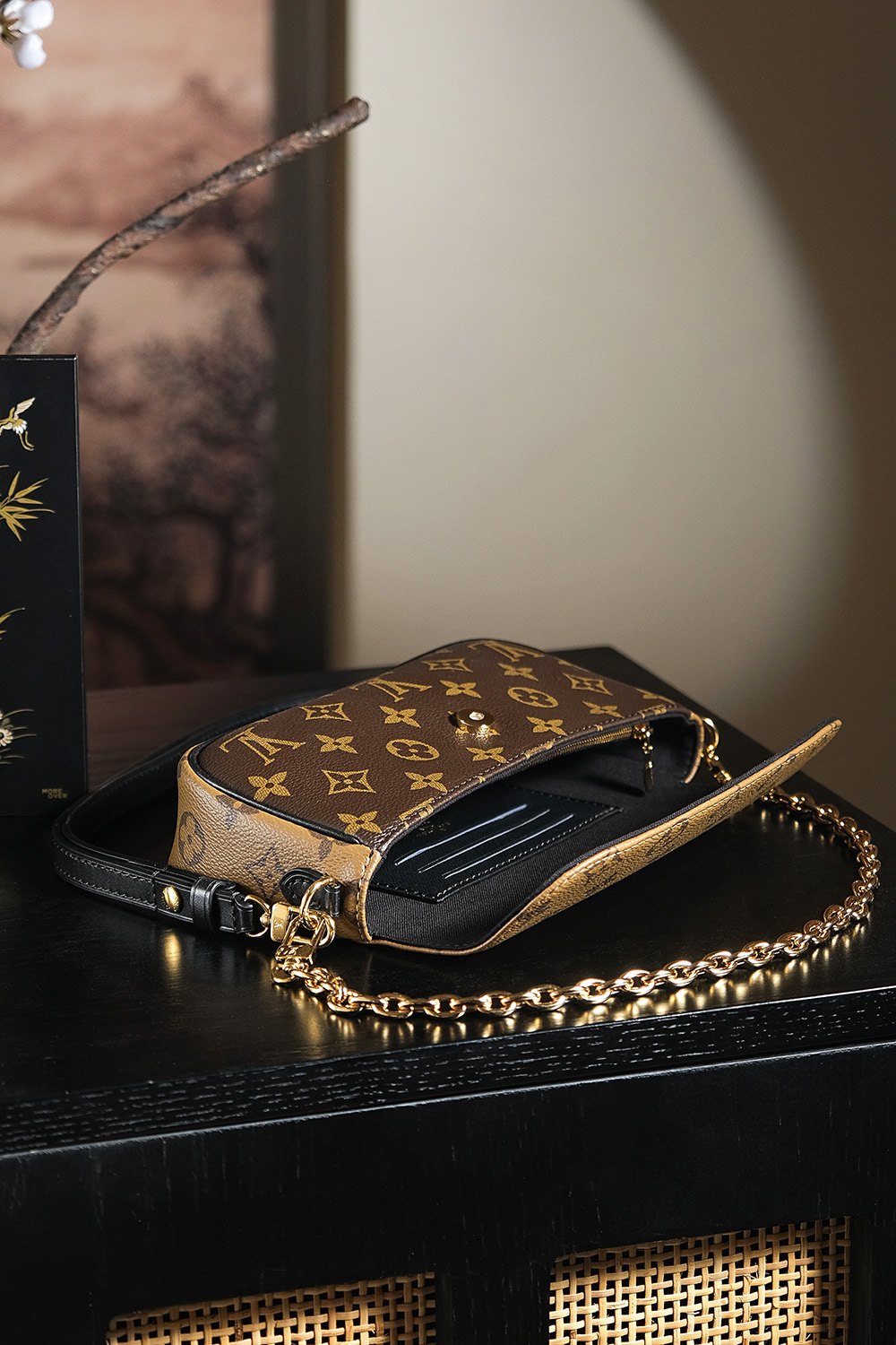 7 Louis Vuitton Looking back, here once again is a massive hit from the "Treasured Series"—featuring a stunning colorway perfectly suited for warm skin tones. 𝐋𝐯𝐲 𝐰𝐨𝐜: An exquisite, chic, and stylish piece.