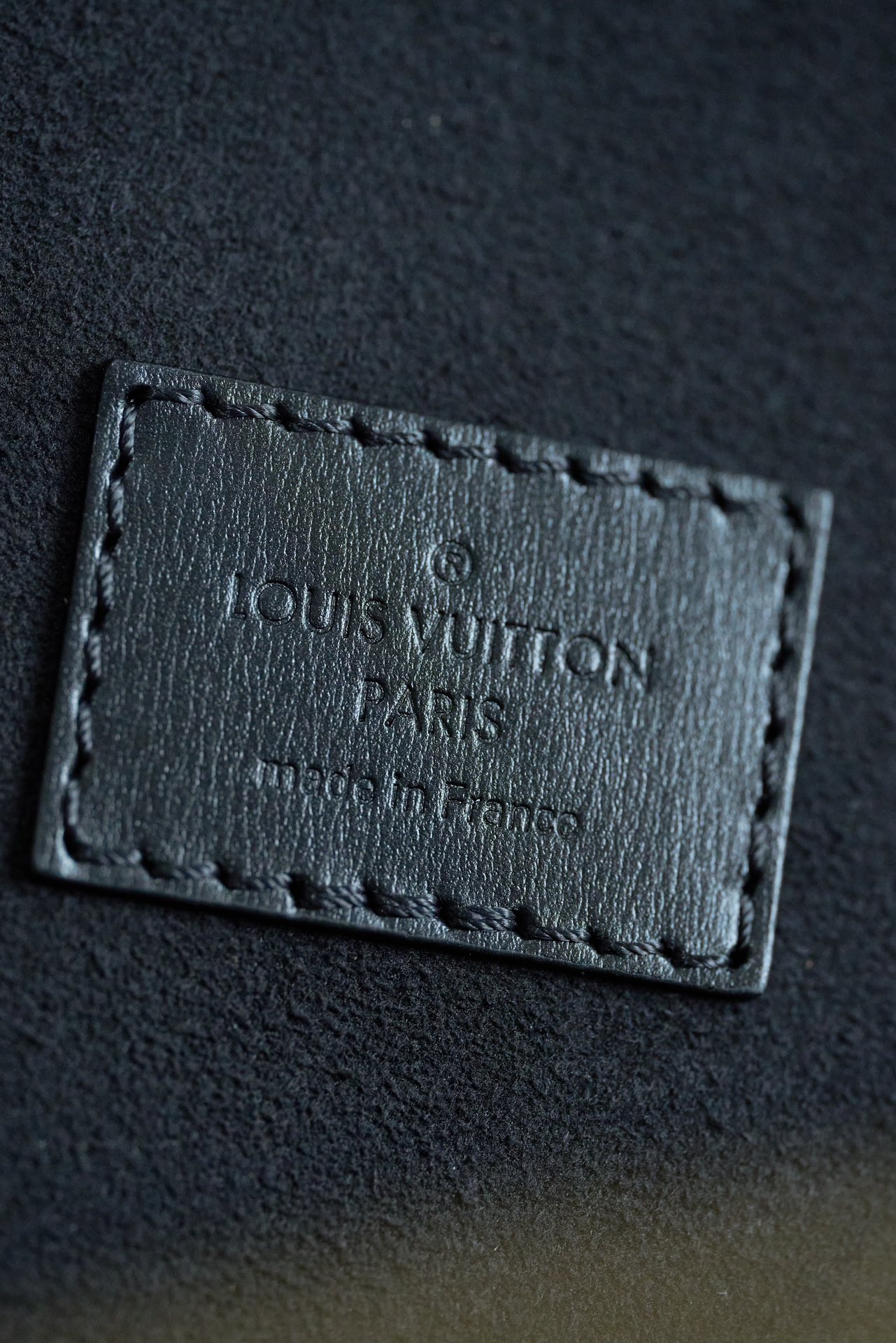 7 Louis Vuitton This model is crafted using custom French manufacturing techniques and features a dynamic rolling-code chip; it utilizes authentic, model-specific fabric and exclusive, original-spec hardware—constructed from all-steel with a light gold electroplated finish—ensuring perfect color and finish consistency.