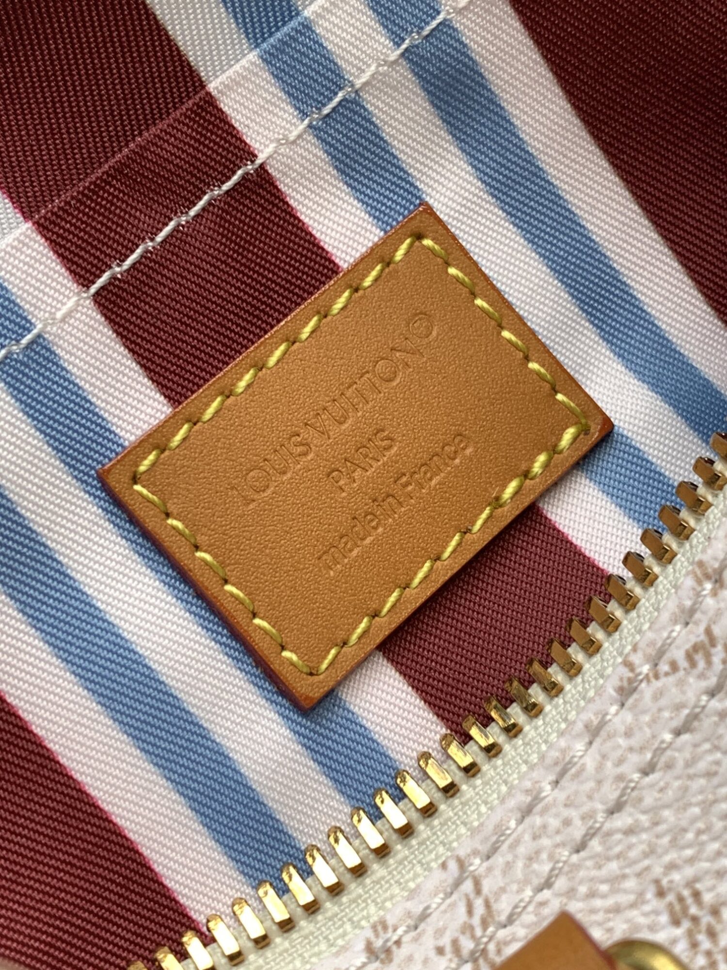 8 Louis Vuitton KEEALL BANDOULIÈRE 25 Handbag
