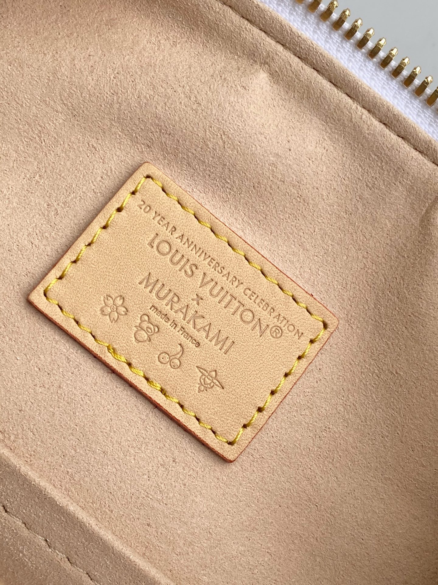 8 Louis Vuitton The M13085 Speedy Bandoulière 25 handbag features the classic Monogram pattern.