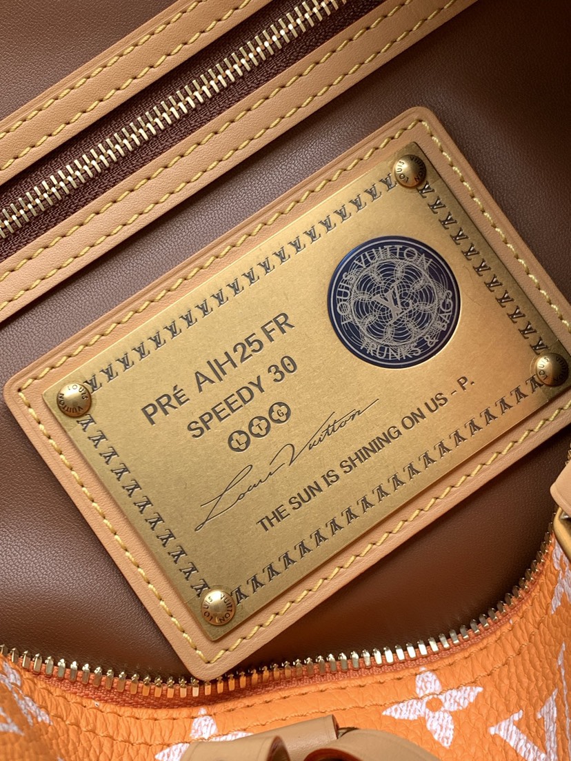 8 Louis Vuitton M14064 Orange: This Sedy Bandoulière 30 handbag features a design rendered upon a surface of refined cowhide leather.