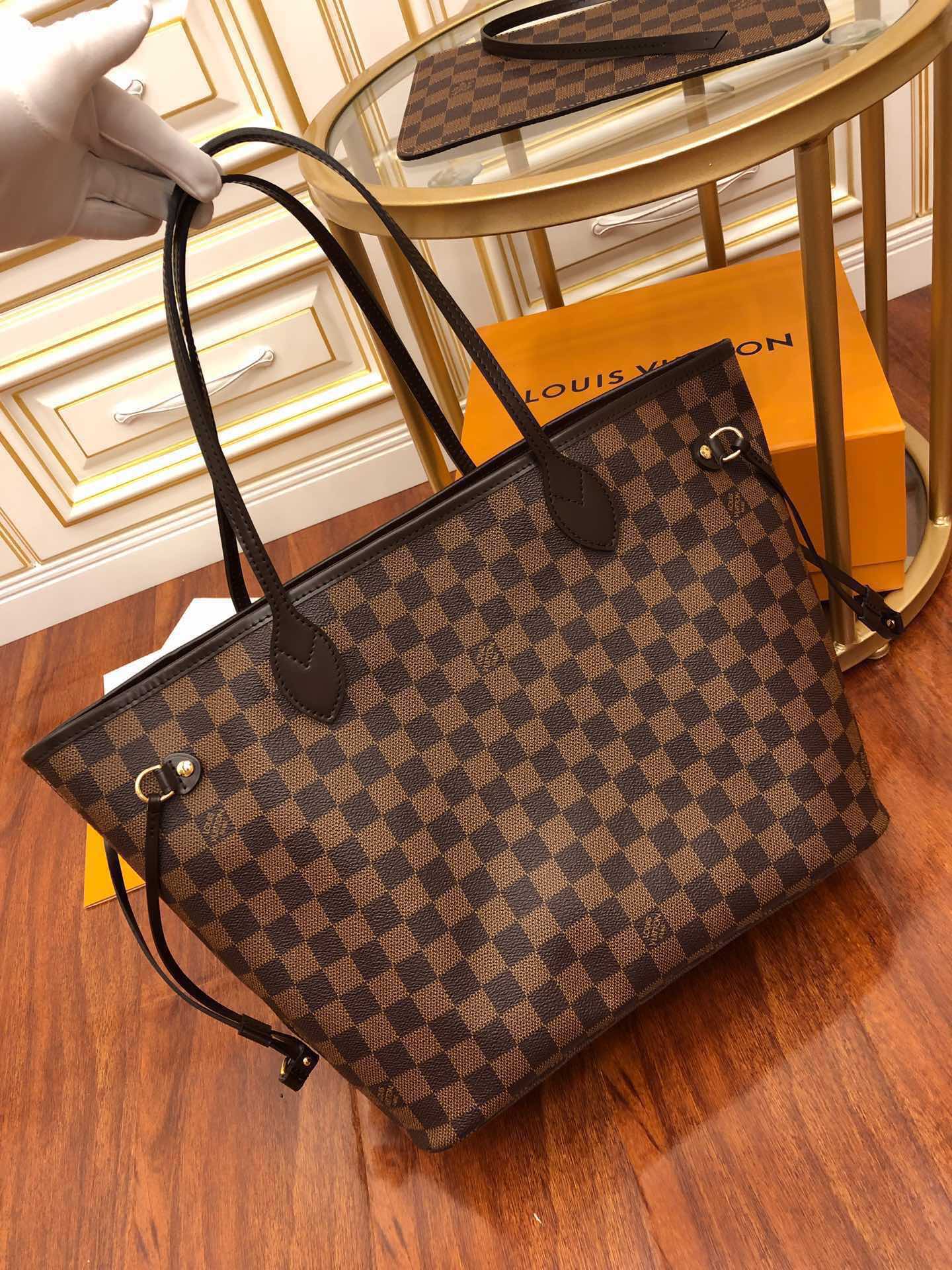 8 Louis Vuitton The leather is Grade A Italian leather sourced from the manufacturing factory.