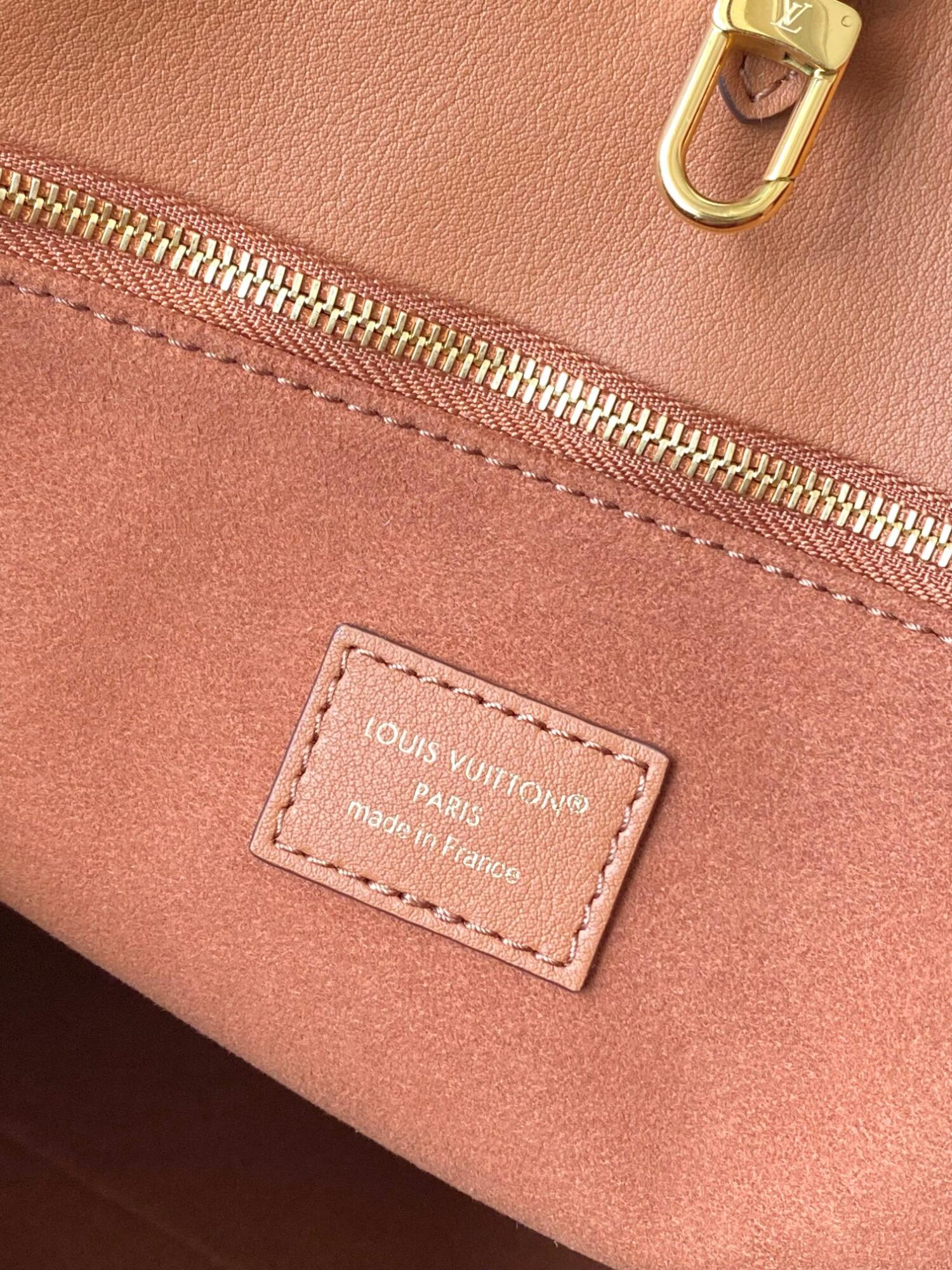8 Louis Vuitton This ONTHEGO ORGANIZER handbag