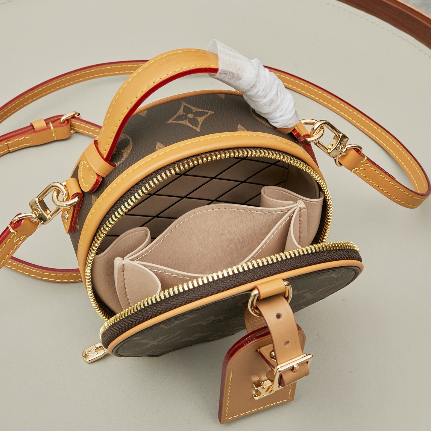 Louis Vuitton M44699 Monogram Canvas / M68276 Yellow Monogram: The Mini Boîte Chapeau handbag features a classic silhouette crafted from Monogram canvas.