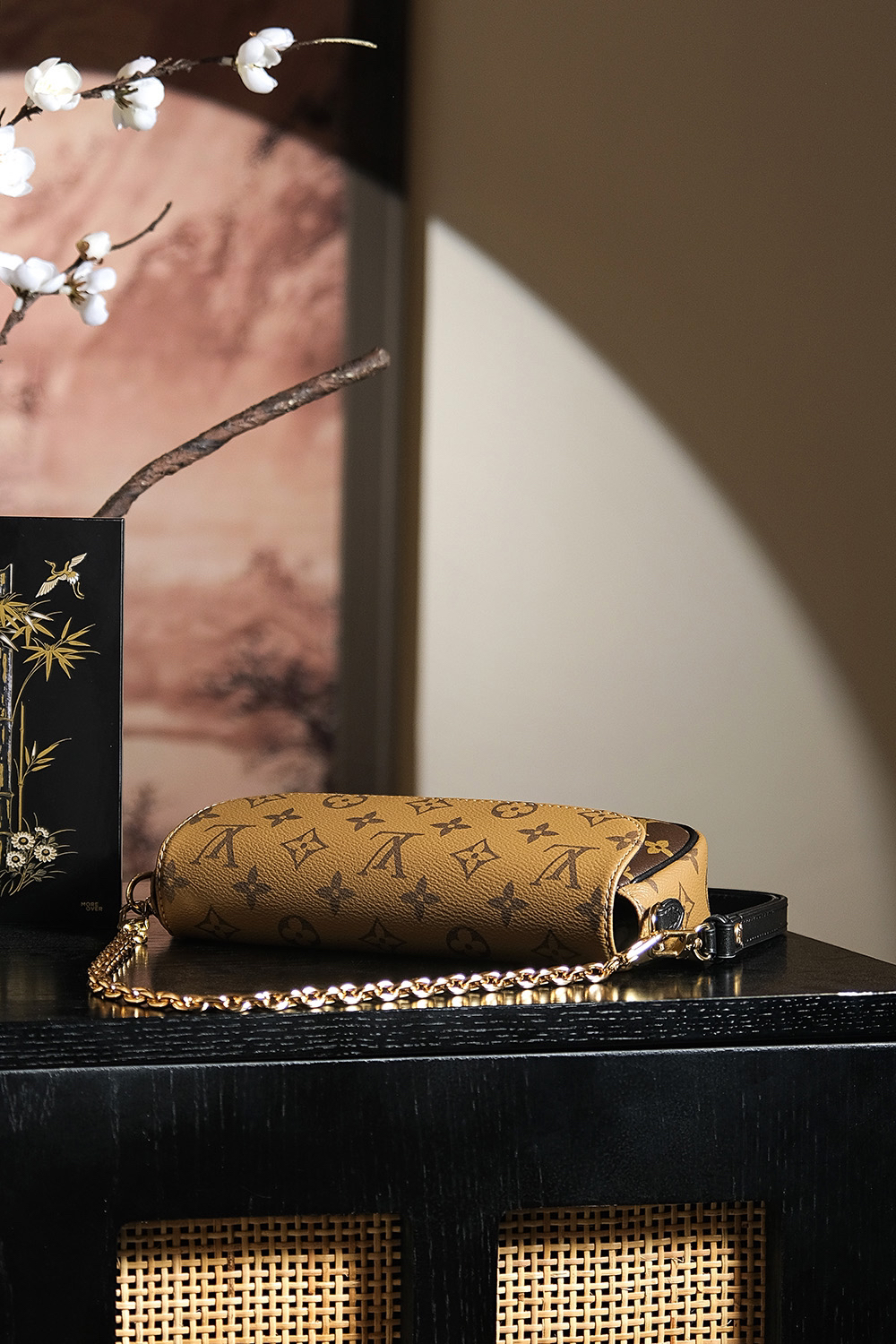 8 Louis Vuitton Looking back, here once again is a massive hit from the "Treasured Series"—featuring a stunning colorway perfectly suited for warm skin tones. 𝐋𝐯𝐲 𝐰𝐨𝐜: An exquisite, chic, and stylish piece.