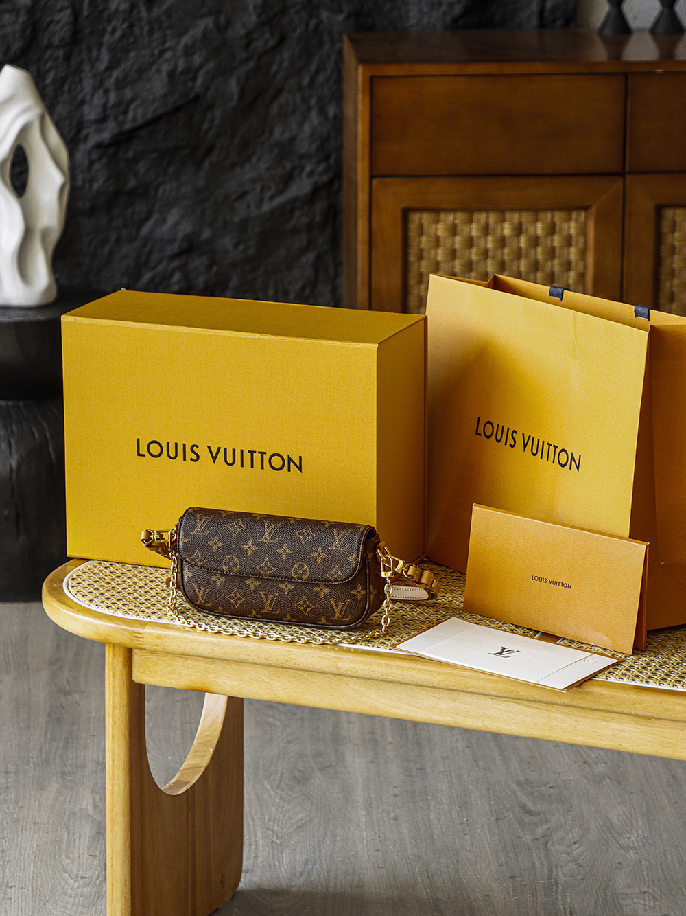 8 Louis Vuitton In recent years, the Y2K retro trend has continued to gain momentum; Ivy was born at the intersection of this retro resurgence and modern practicality.