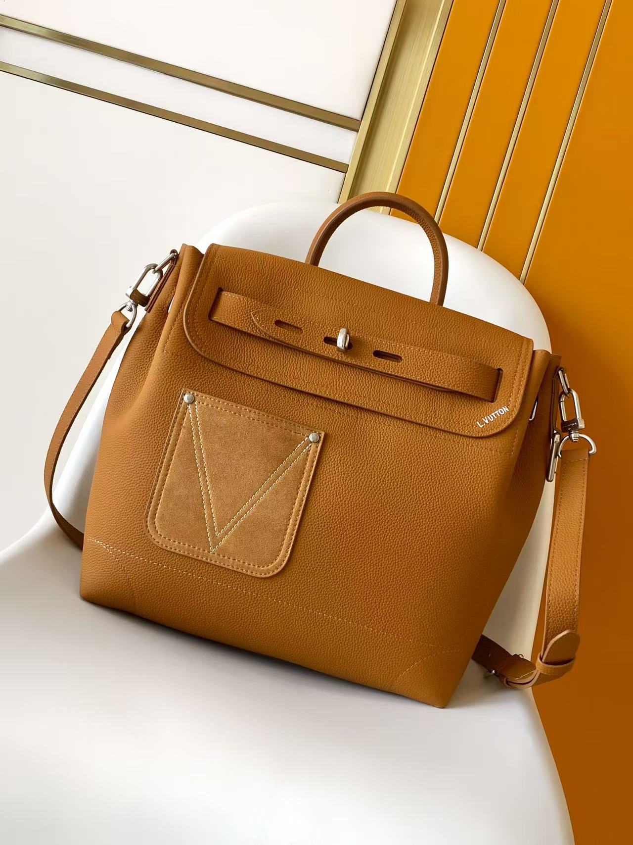 Louis Vuitton This Sapphire 30 handbag is a modern interpretation of the timeless Sapphire handbag, crafted from Brønsted cowhide leather.