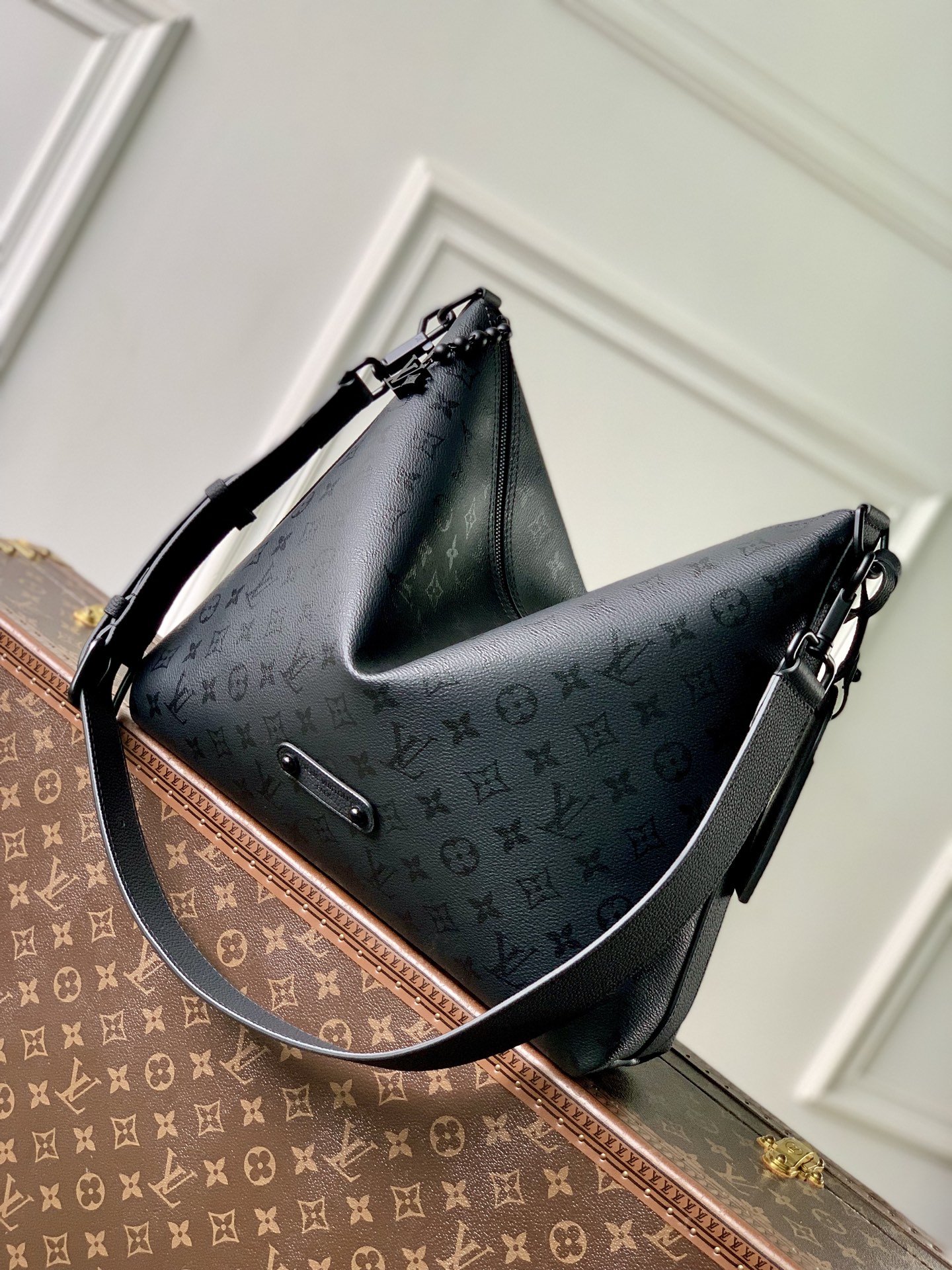 Louis Vuitton M27856 This Vagabond Hobo handbag is made of Monogram Midnight coated canvas with tonal calfskin leather trim.