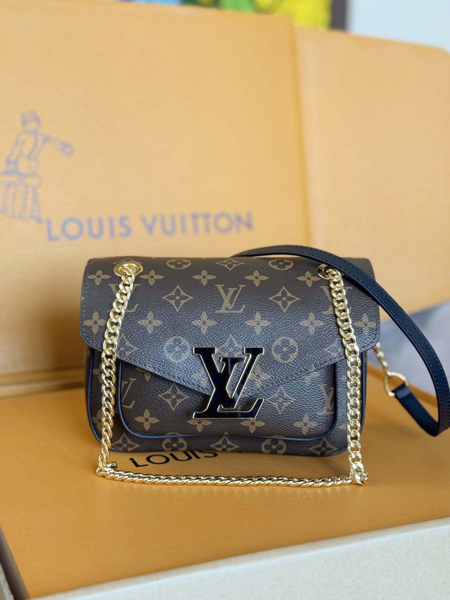 Louis Vuitton【NEW CHAIN BAG】Model: M45592 This chain bag features a delicate design crafted from Monogram canvas.