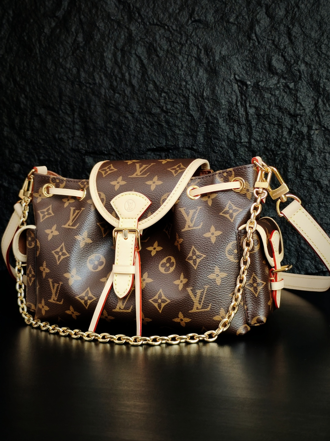 1 Louis Vuitton The M25085 uses Italian Grade A leather, which is a key factor in its quality.