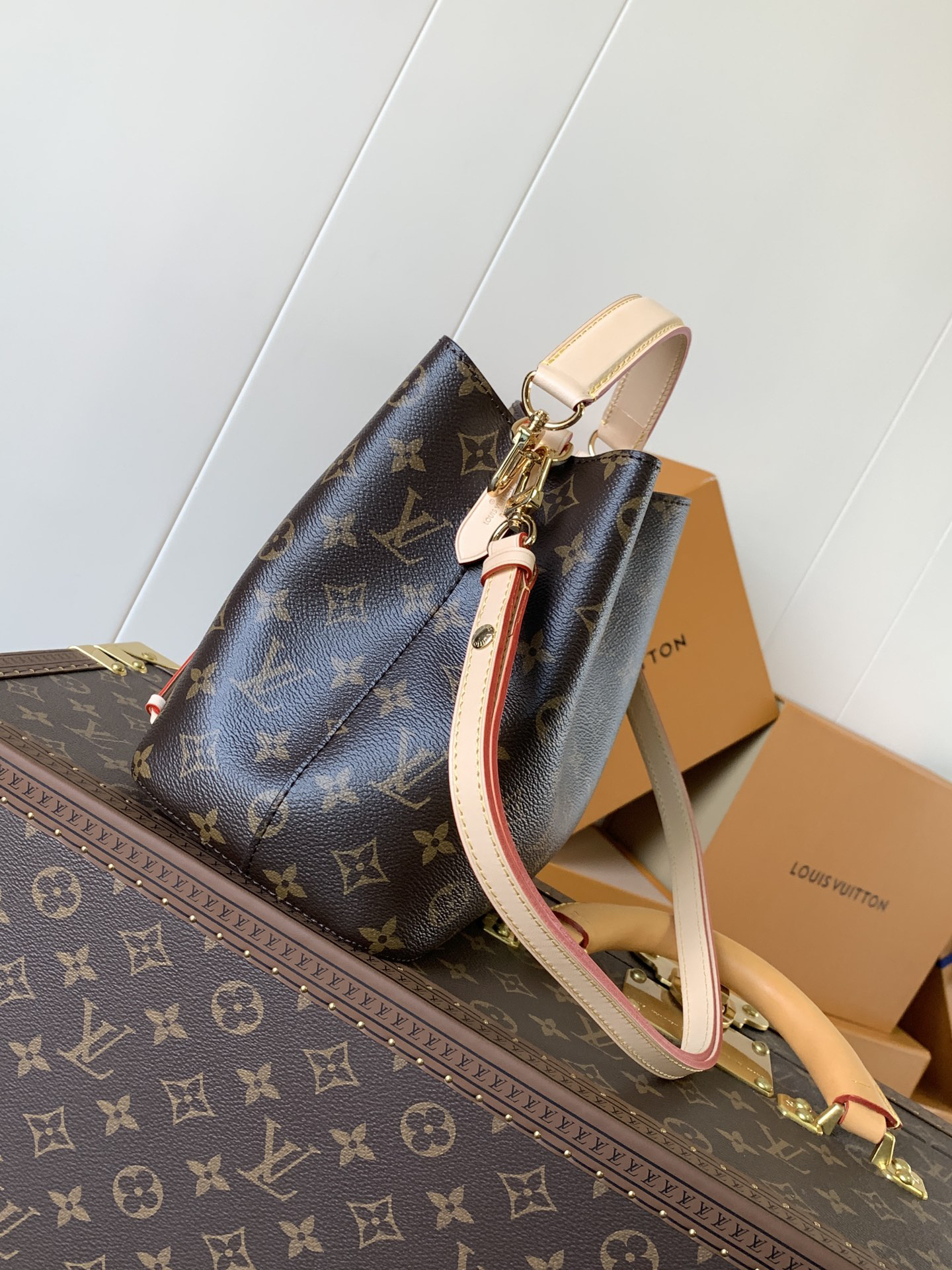 1 Louis Vuitton M46581 Monogram Canvas Mini Bucket Bag Series NÉONOÉ BB Handbag, featuring a Monogram canvas BB adorned with natural leather.