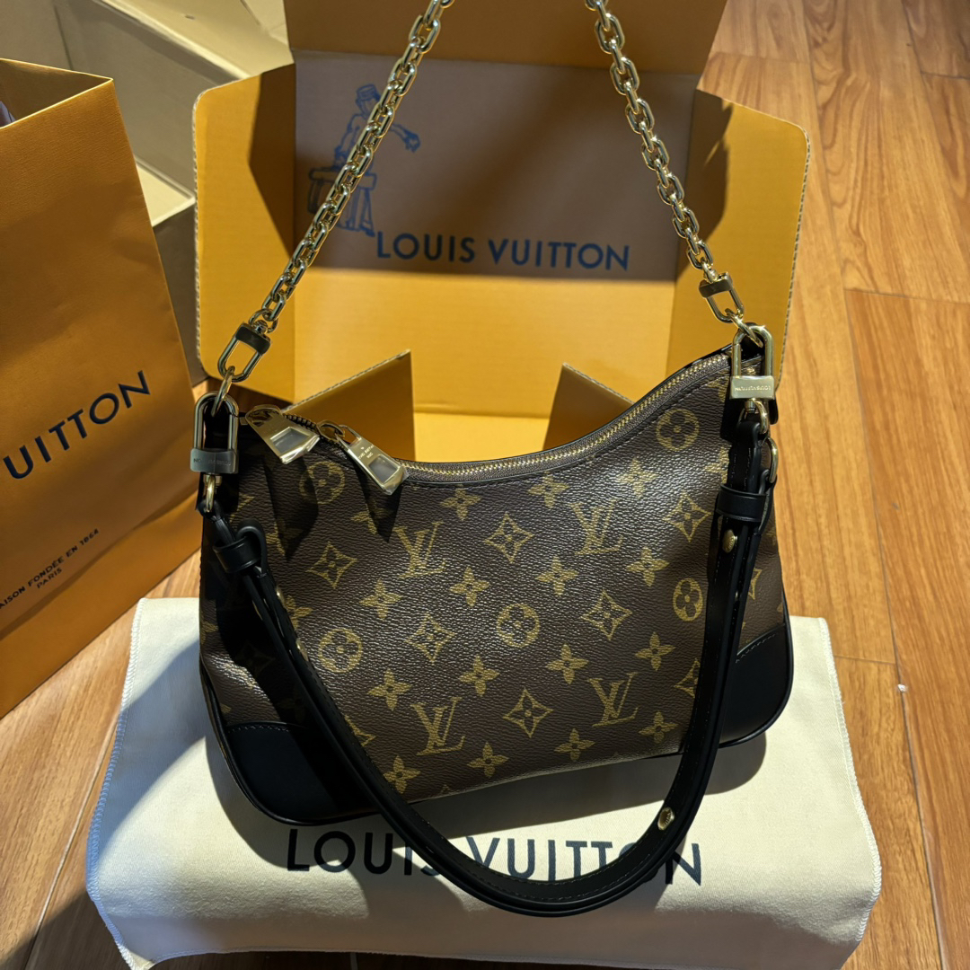 1 Louis Vuitton This monogrammed, single-shoulder/crossbody bag is so simple 😍 The more you look at it, the better it looks. The capacity is surprisingly generous.