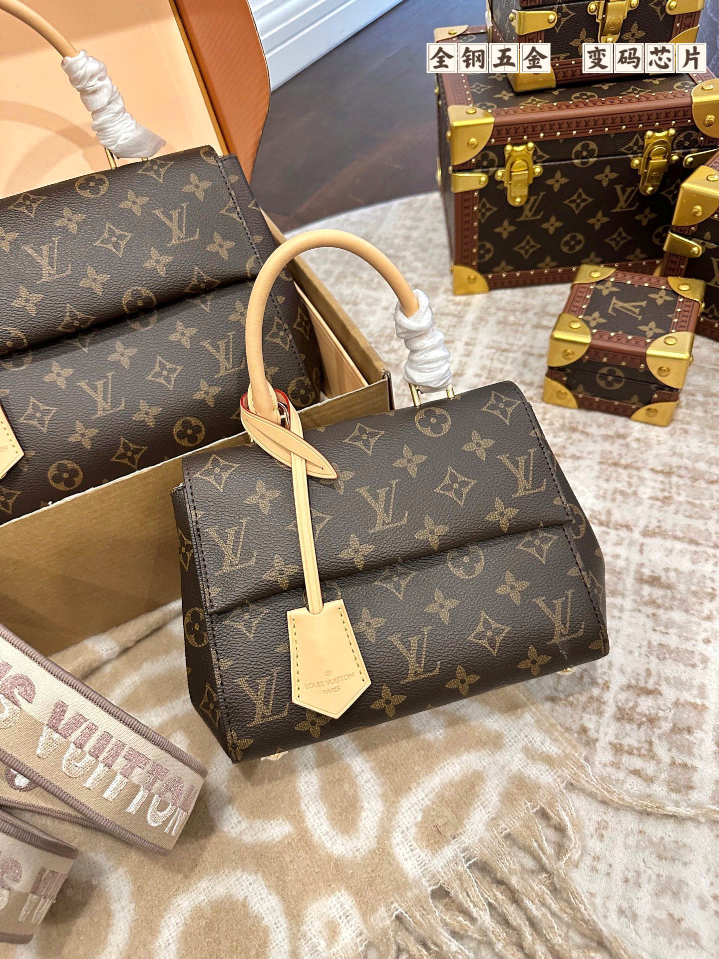 1 Louis Vuitton This monogrammed, single-shoulder/crossbody bag is so simple 😍 The more you look at it, the better it looks. The capacity is surprisingly generous.
