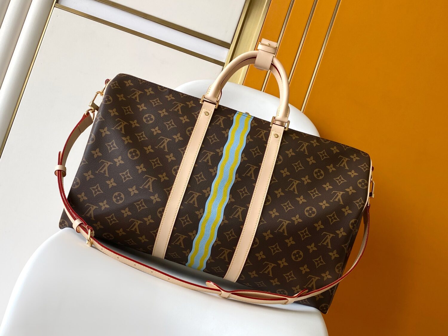1 Louis Vuitton 2295 Monogram 50CM 163c01 Dynamic Chip This Keepall Bandoulière 50 travel bag features the Monogram design.