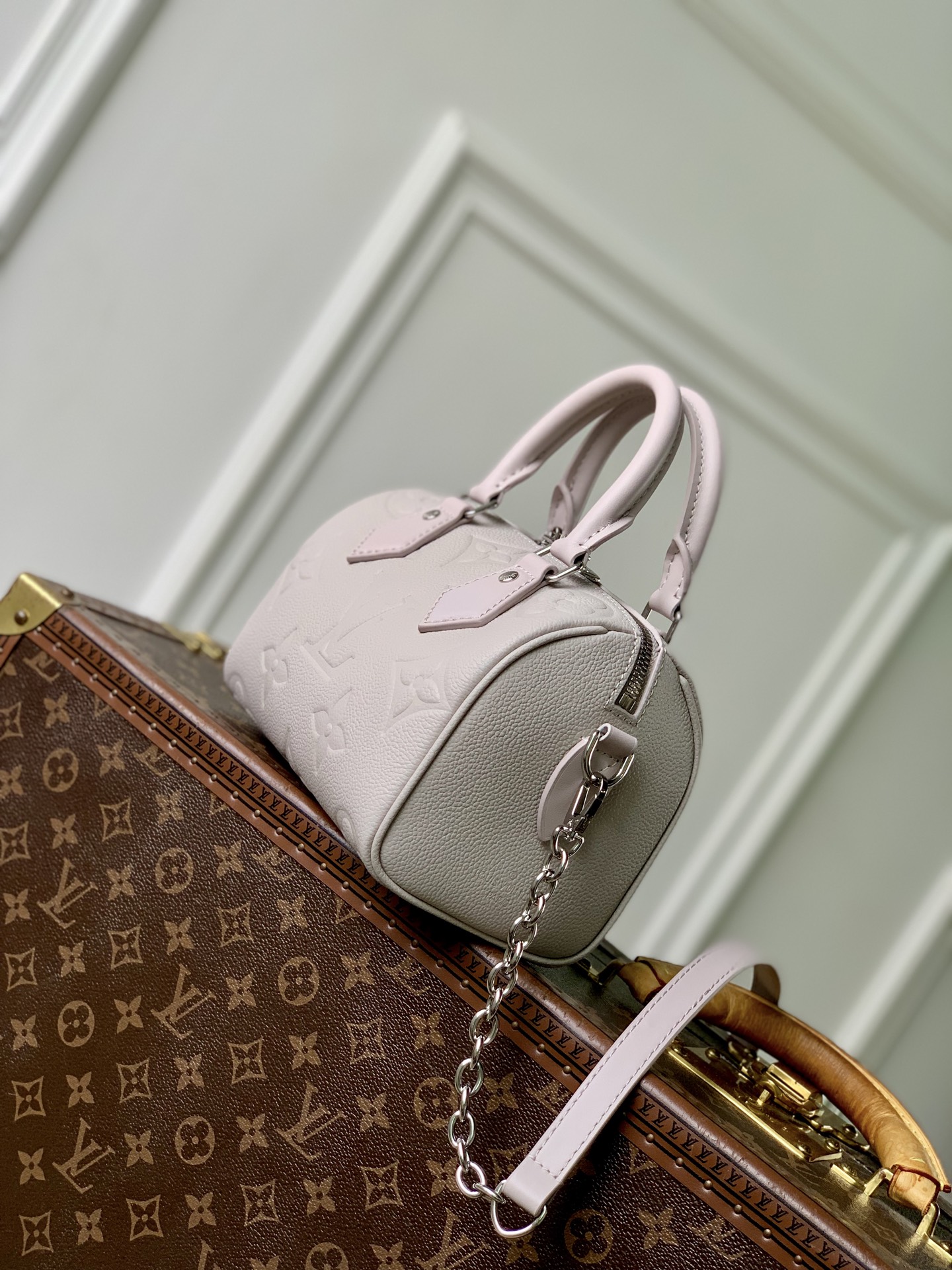 1 Louis Vuitton The M28343 Speedy 20 is reinterpreted this season, featuring a versatile and sophisticated Brume grey color.