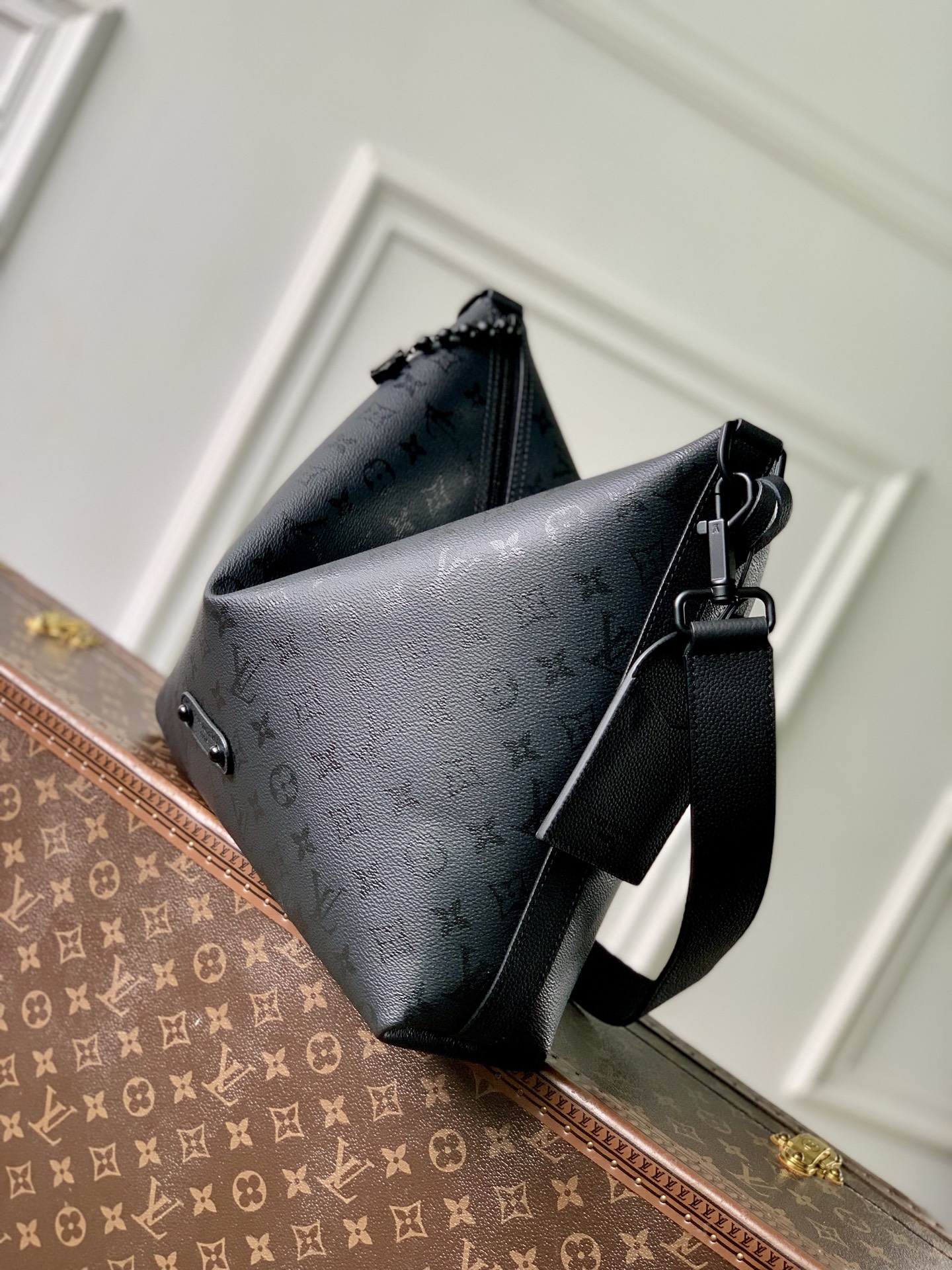 1 Louis Vuitton M27856 This Vagabond Hobo handbag is made of Monogram Midnight coated canvas with tonal calfskin leather trim.