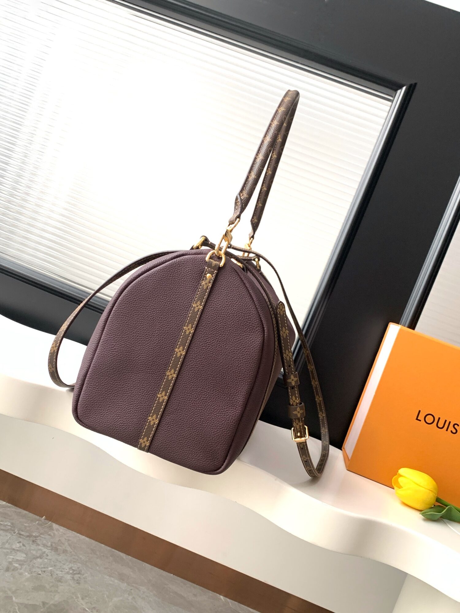 1 Louis Vuitton M26397 Ebony Color. This Express medium-sized handbag is crafted from supple cowhide leather and effortlessly complements various urban styles.