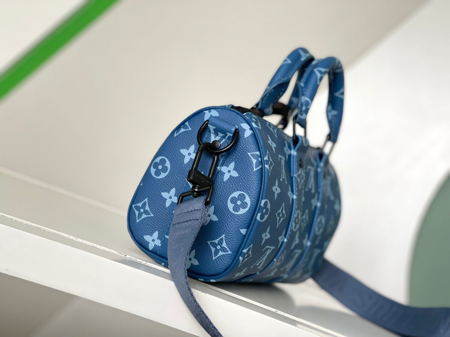 1 Louis Vuitton M46803 Blue Pillow Bag 🦍🦍 This Keepall Bandoulière 25 handbag is made of coated canvas.