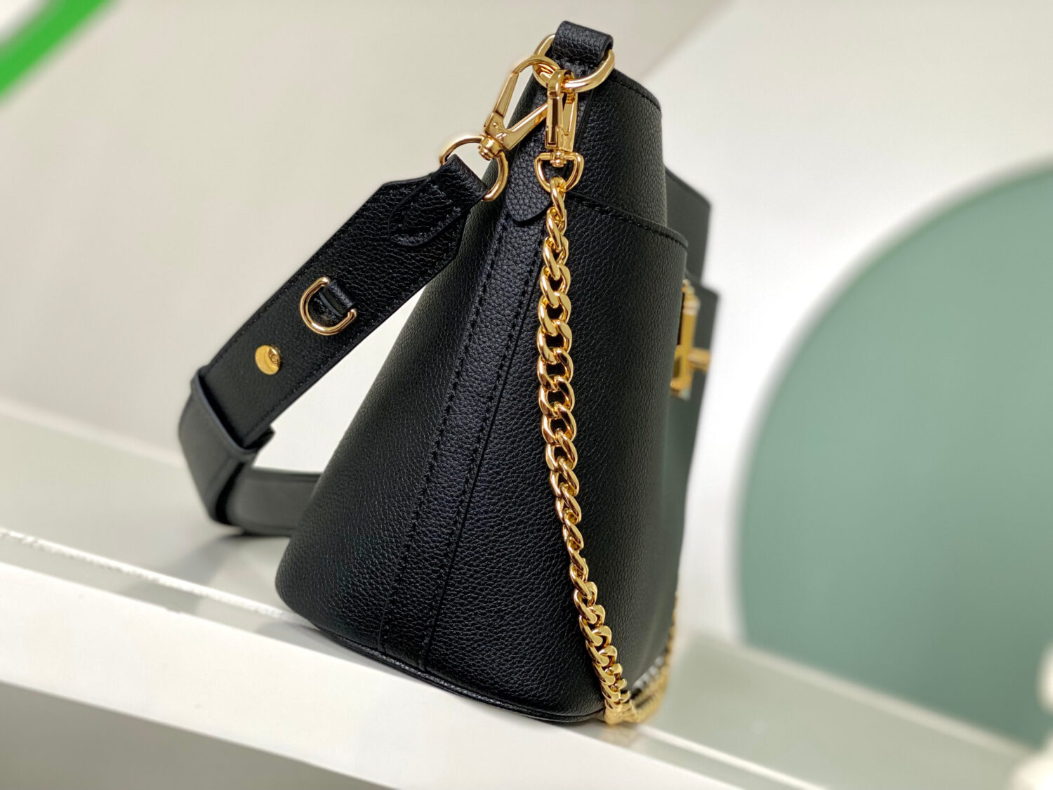 1 Louis Vuitton Lo and Walk full leather bucket bag and chain bag series