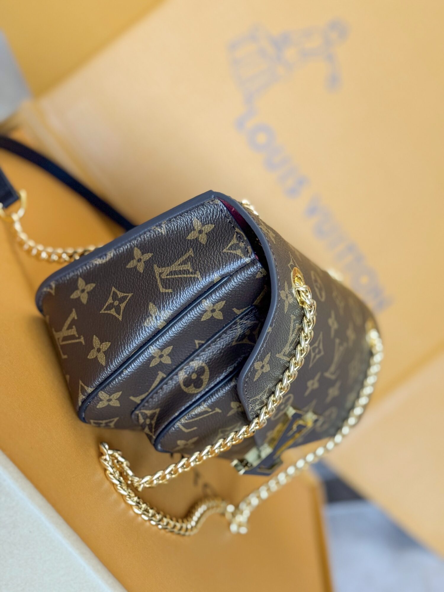 1 Louis Vuitton【NEW CHAIN BAG】Model: M45592 This chain bag features a delicate design crafted from Monogram canvas.