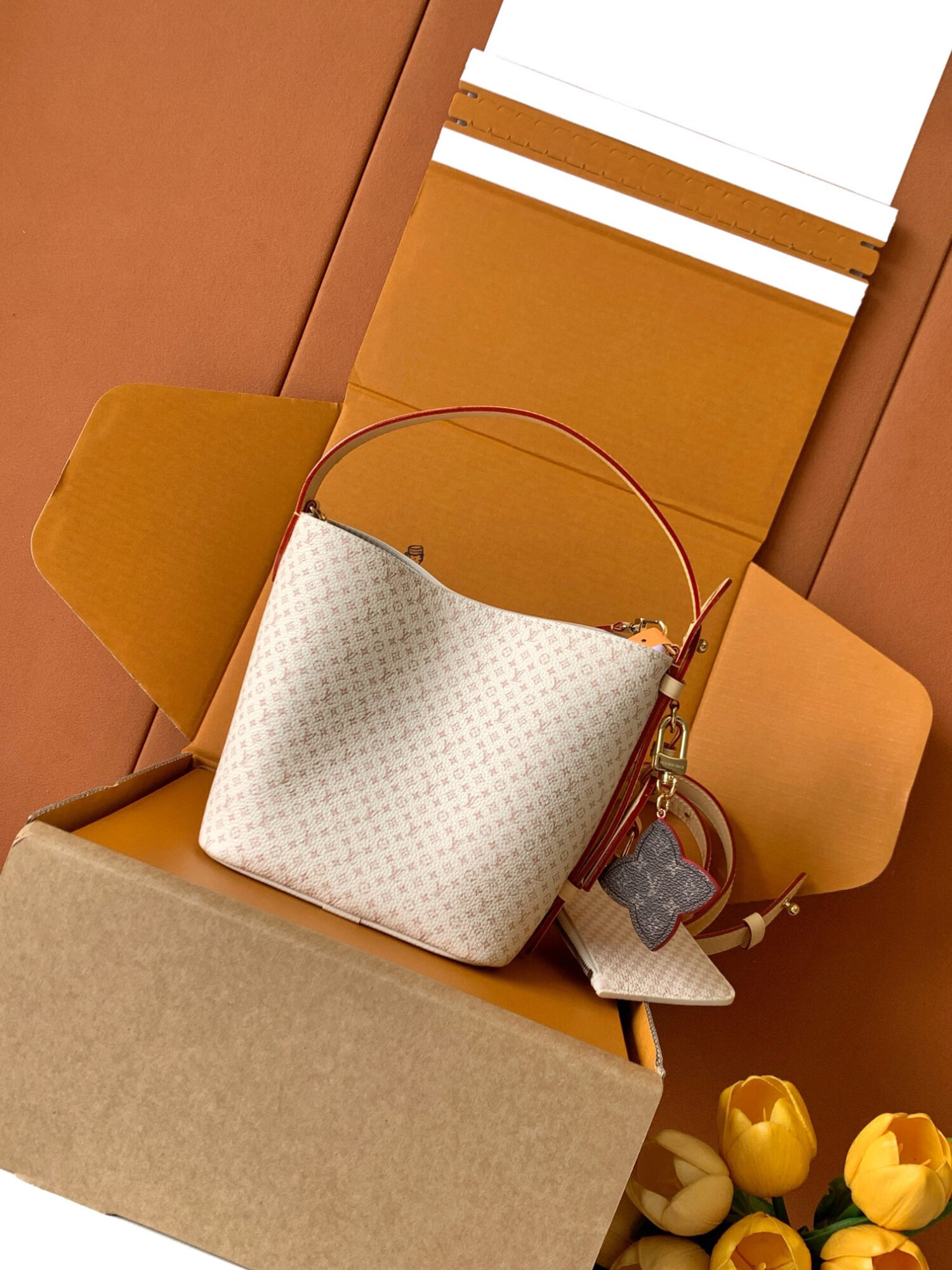 2 Louis Vuitton The M15130 uses Italian Grade A leather, highlighting its quality, hardware, fabric, craftsmanship, edge finishing, and Grade A production.