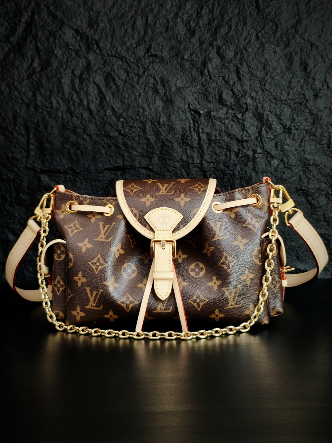 2 Louis Vuitton The M25085 uses Italian Grade A leather, which is a key factor in its quality.
