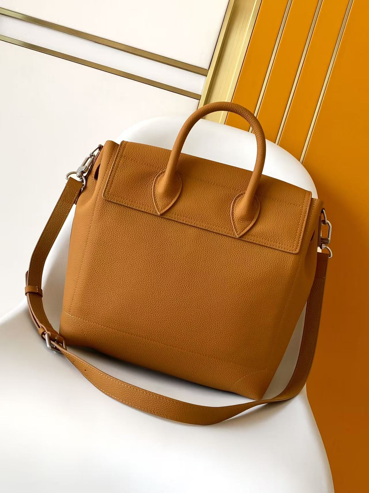 2 Louis Vuitton This Sapphire 30 handbag is a modern interpretation of the timeless Sapphire handbag, crafted from Brønsted cowhide leather.