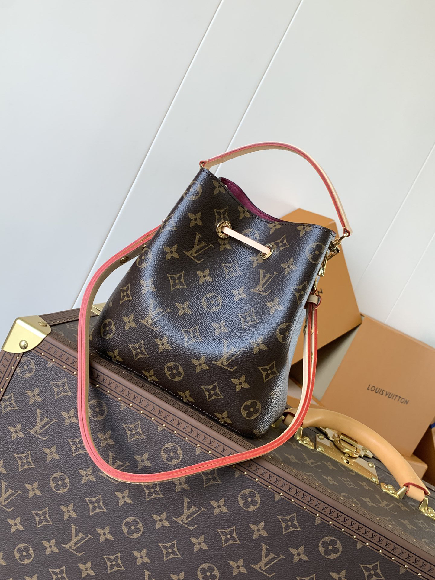 2 Louis Vuitton M46581 Monogram Canvas Mini Bucket Bag Series NÉONOÉ BB Handbag, featuring a Monogram canvas BB adorned with natural leather.
