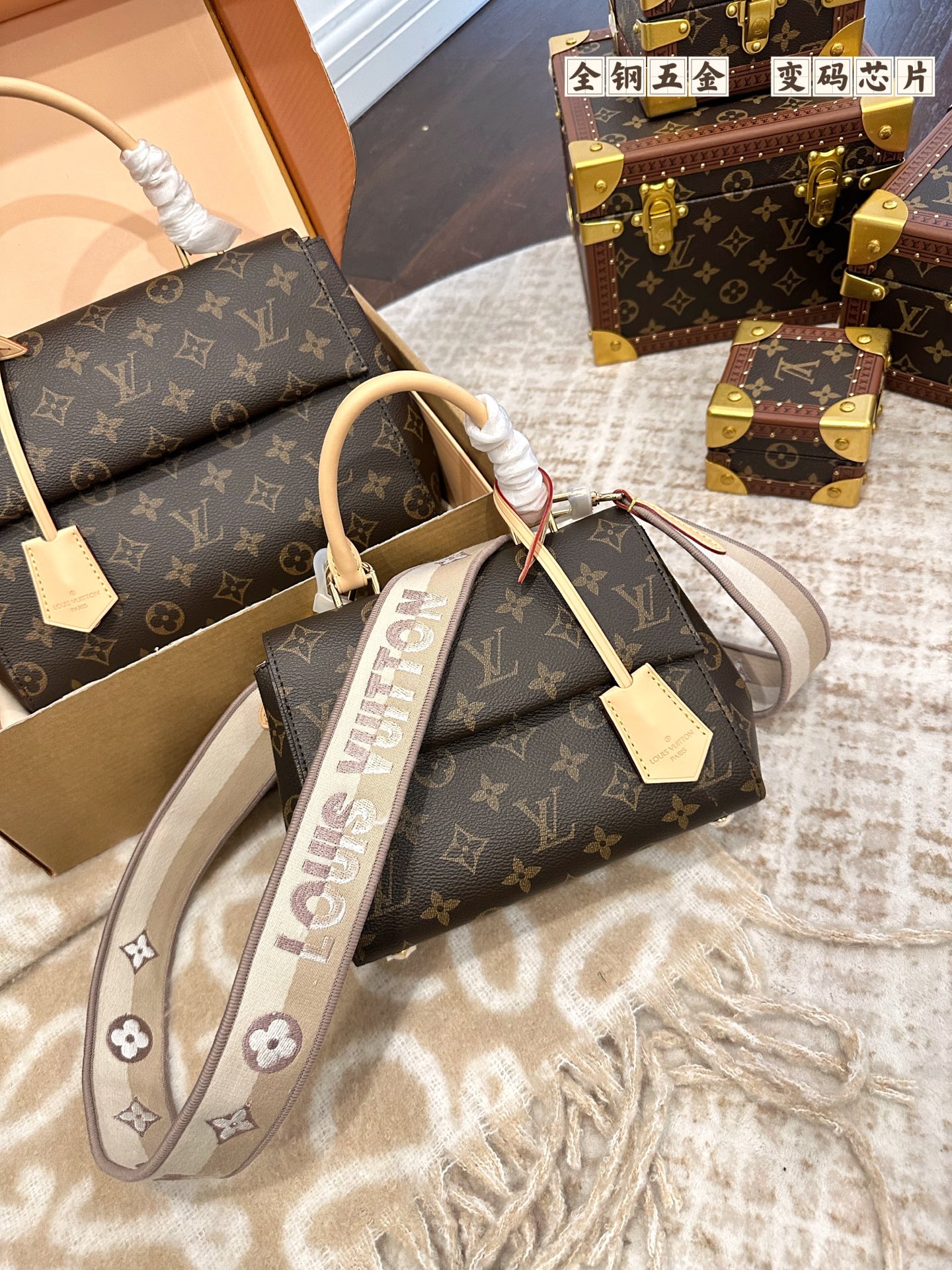 2 Louis Vuitton This monogrammed, single-shoulder/crossbody bag is so simple 😍 The more you look at it, the better it looks. The capacity is surprisingly generous.