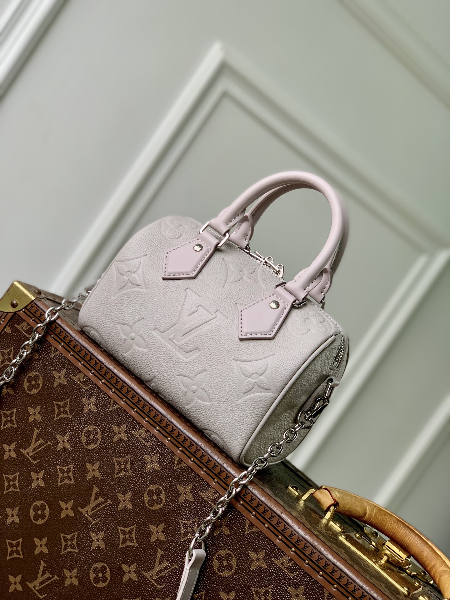 2 Louis Vuitton The M28343 Speedy 20 is reinterpreted this season, featuring a versatile and sophisticated Brume grey color.