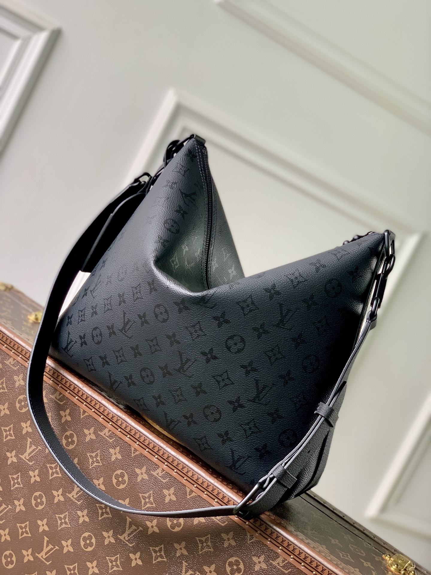 2 Louis Vuitton M27856 This Vagabond Hobo handbag is made of Monogram Midnight coated canvas with tonal calfskin leather trim.