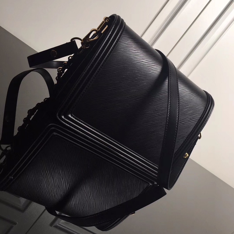 2 Louis Vuitton M44162 Women's Artistic Director Nicolas Ghesquière launches the Dauphine handbag