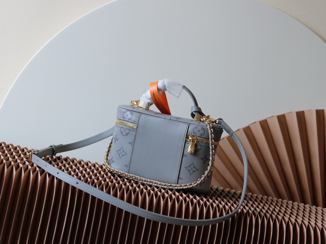 2 Louis Vuitton Exclusive Real Shot: The Vanity Chain Pouch Handbag with Variable Code Chip Version, m12427 Grey (Silkscreen Print) Inspired by the iconic Nice, the Vanity Chain Pouch captures the spirit of travel.