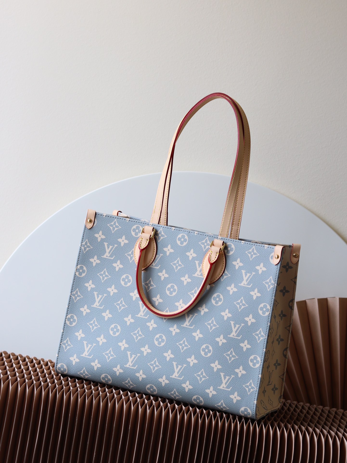 2 Louis Vuitton M12415 is the official version. This OnTheGo MM offers a seasonal reinterpretation of Louis Vuitton's iconic Monogram canvas.