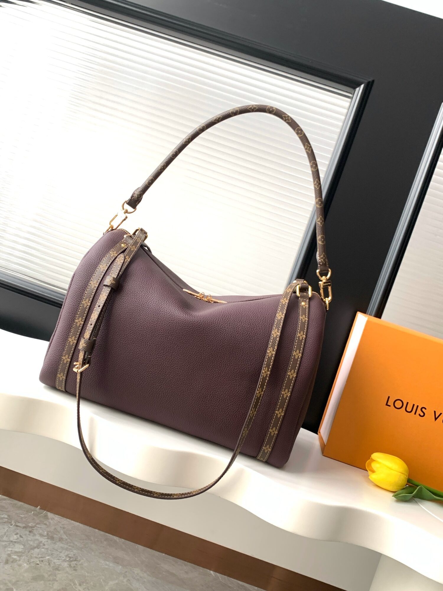 2 Louis Vuitton M26397 Ebony Color. This Express medium-sized handbag is crafted from supple cowhide leather and effortlessly complements various urban styles.
