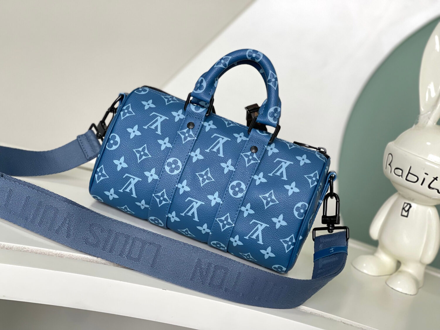 2 Louis Vuitton M46803 Blue Pillow Bag 🦍🦍 This Keepall Bandoulière 25 handbag is made of coated canvas.