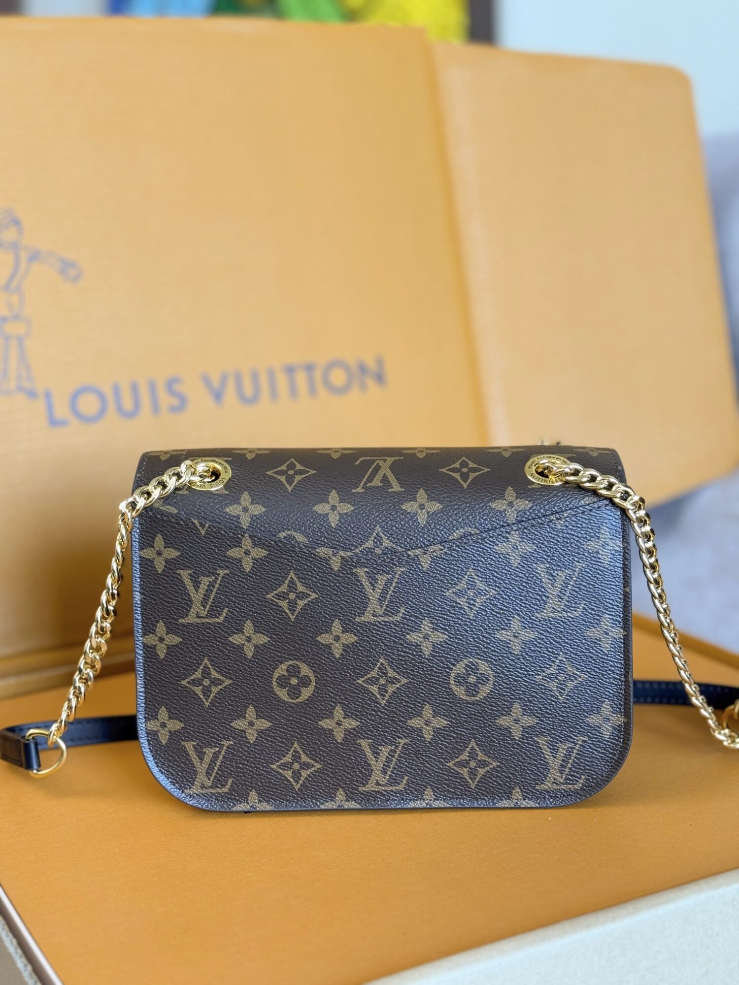2 Louis Vuitton【NEW CHAIN BAG】Model: M45592 This chain bag features a delicate design crafted from Monogram canvas.